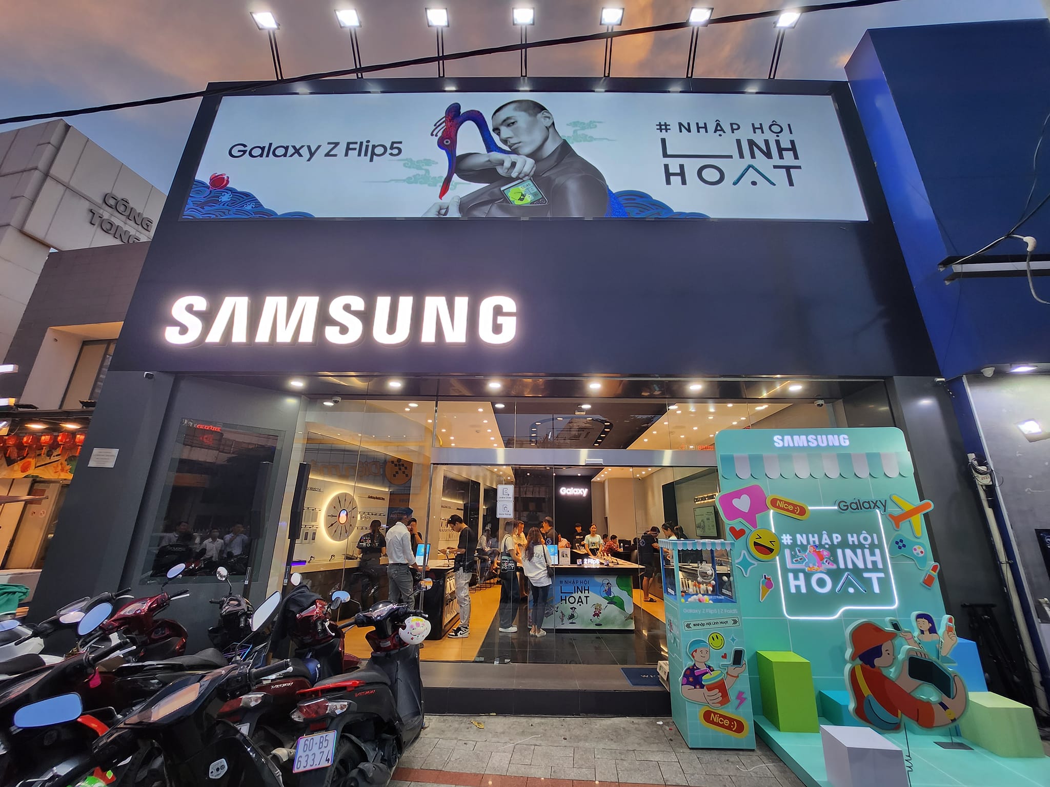 Hàng trăm khách hàng háo hức nhận Galaxy Z Fold 5 và Z Flip 5 tại Cửa Hàng Samsung Experience Store - Tablet Plaza