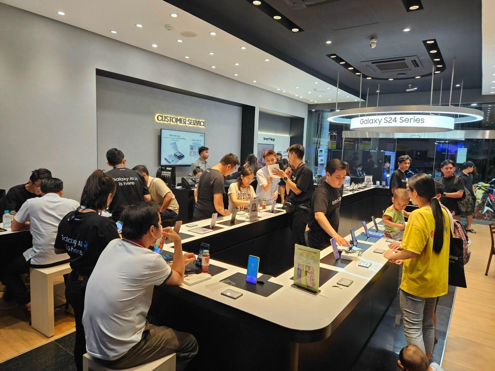 Toàn cảnh sự kiện trả hàng sớm Galaxy S24 Series tại Tablet Plaza và Samsung Experience Store